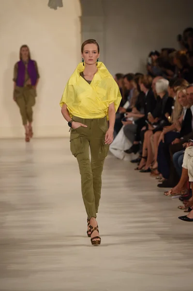 Modelo caminha na passarela no desfile de moda Ralph Lauren — Fotografia de Stock