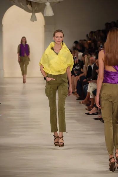 Modelo caminha na passarela no desfile de moda Ralph Lauren — Fotografia de Stock