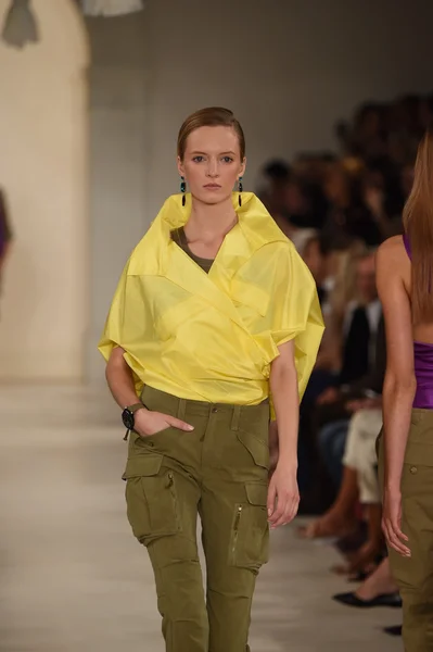 Modelo camina por la pasarela en Ralph Lauren desfile de moda —  Fotos de Stock