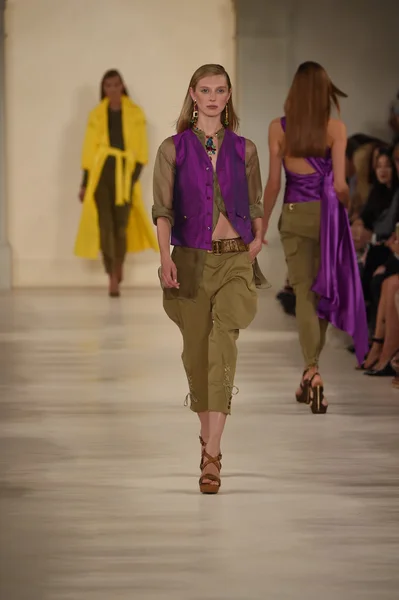 Модель ходит по подиуму на показе мод Ральфа Лорена — стоковое фото