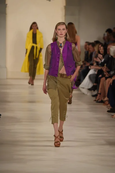 Model walks the runway at Ralph Lauren fashion show — Stock Photo, Image