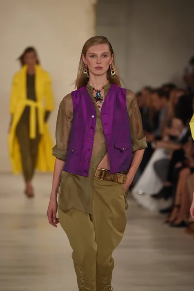 Model walks the runway at Ralph Lauren fashion show — Stock Photo, Image