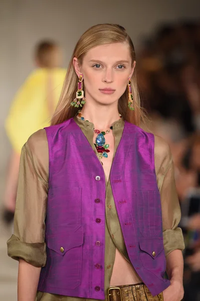 Modelo camina por la pasarela en Ralph Lauren desfile de moda — Foto de Stock