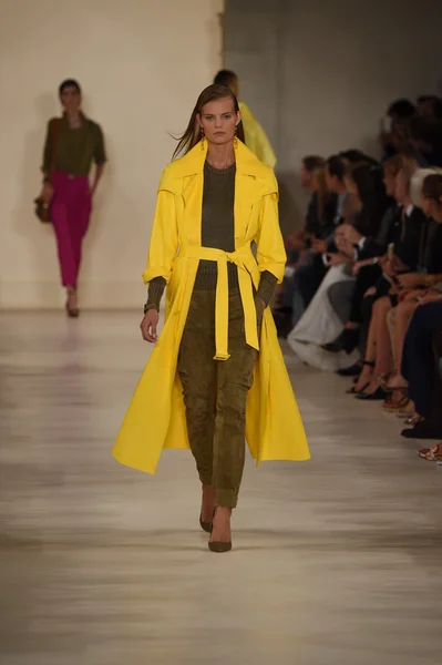 Model loopt de start-en landingsbaan op ralph lauren modeshow — Stockfoto