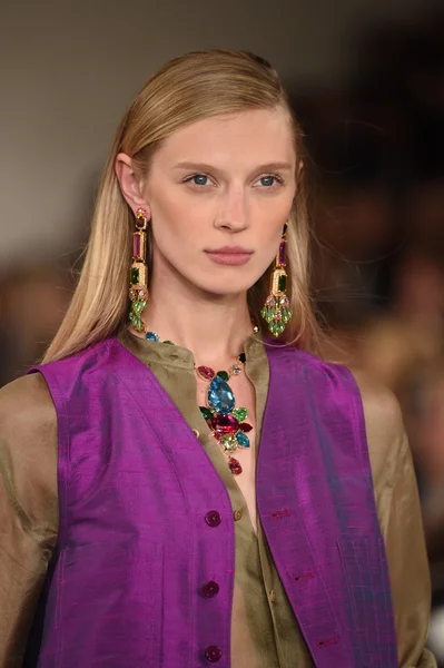 Modelo camina por la pasarela en Ralph Lauren desfile de moda — Foto de Stock