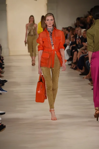 Modelo camina por la pasarela en Ralph Lauren desfile de moda — Foto de Stock