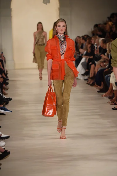 Modelo camina por la pasarela en Ralph Lauren desfile de moda —  Fotos de Stock