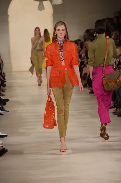 Modelo camina por la pasarela en Ralph Lauren desfile de moda — Foto de Stock