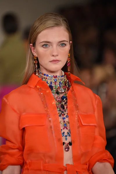 Modelo camina por la pasarela en Ralph Lauren desfile de moda — Foto de Stock