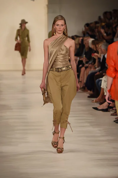 Model loopt de start-en landingsbaan op ralph lauren modeshow — Stockfoto