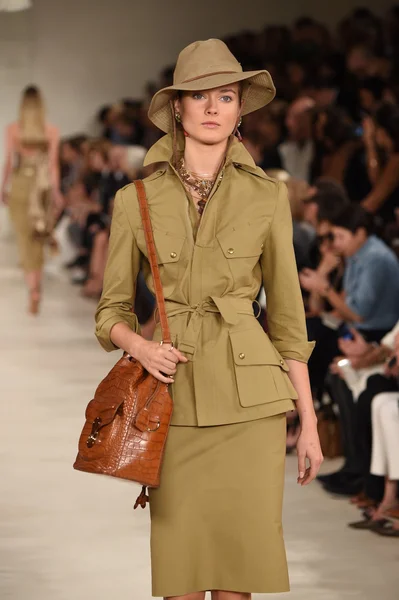 Model loopt de start-en landingsbaan op ralph lauren modeshow — Stockfoto