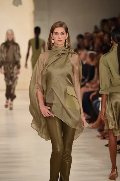 Modelo camina por la pasarela en Ralph Lauren desfile de moda — Foto de Stock