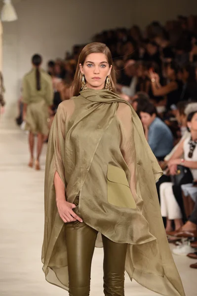 Modelo caminha na passarela no desfile de moda Ralph Lauren — Fotografia de Stock