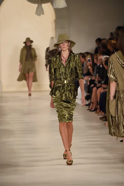 Modelo caminha na passarela no desfile de moda Ralph Lauren — Fotografia de Stock