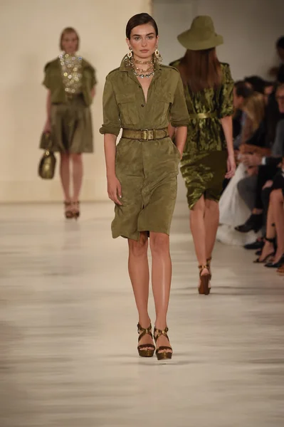 Model walks the runway at Ralph Lauren fashion show — Stock Photo, Image