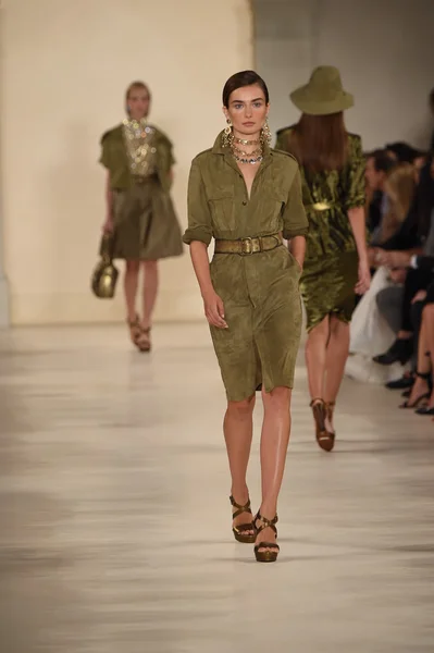 Model walks the runway at Ralph Lauren fashion show — Stock Photo, Image