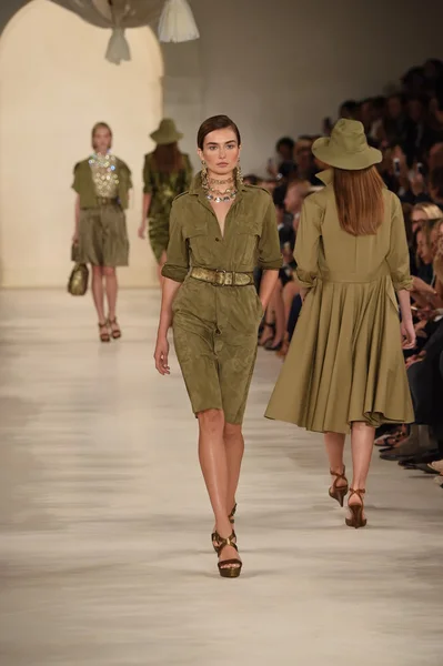 Model walks the runway at Ralph Lauren fashion show — Stock Photo, Image