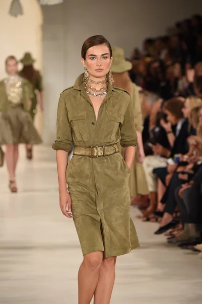 Modelo camina por la pasarela en Ralph Lauren desfile de moda — Foto de Stock