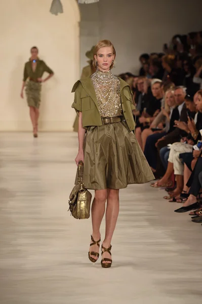 Model walks the runway at Ralph Lauren fashion show — Stock Photo, Image