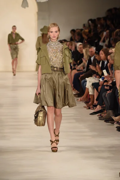 Model loopt de start-en landingsbaan op ralph lauren modeshow — Stockfoto