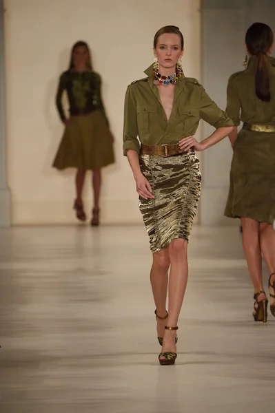 Modelo camina por la pasarela en Ralph Lauren desfile de moda — Foto de Stock