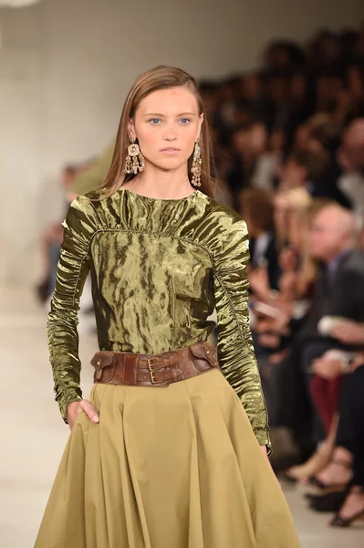 Model loopt de start-en landingsbaan op ralph lauren modeshow — Stockfoto