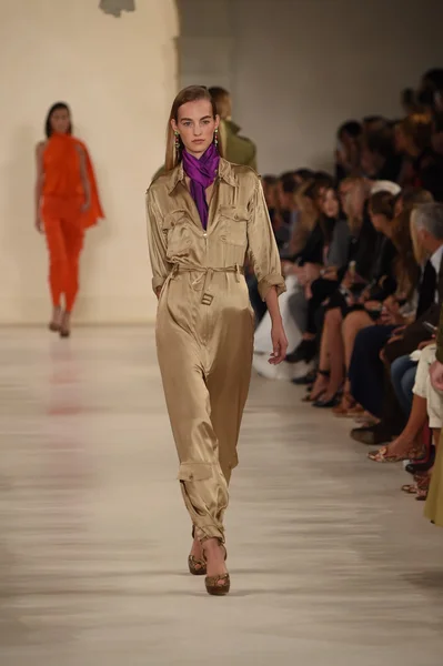 Modelo camina por la pasarela en Ralph Lauren desfile de moda — Foto de Stock