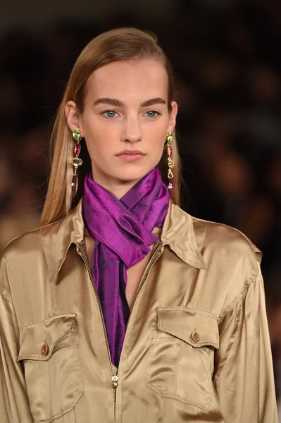 La modella cammina sulla pista alla sfilata di Ralph Lauren — Foto Stock