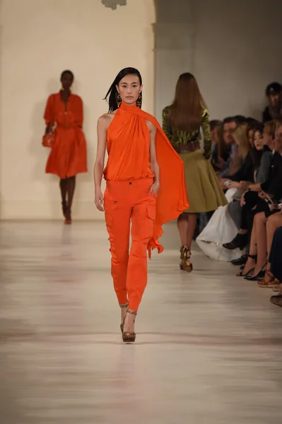 Modelo camina por la pasarela en Ralph Lauren desfile de moda —  Fotos de Stock