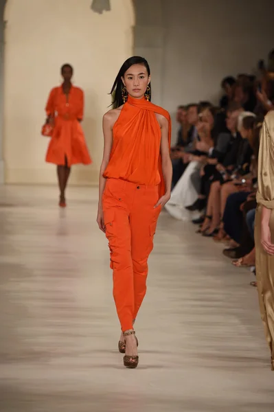 Model loopt de start-en landingsbaan op ralph lauren modeshow — Stockfoto