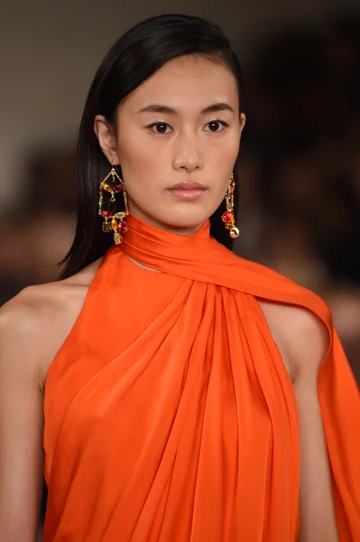 Modelo camina por la pasarela en Ralph Lauren desfile de moda — Foto de Stock