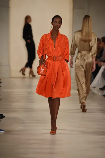 Model walks the runway at Ralph Lauren fashion show — Stock Photo, Image