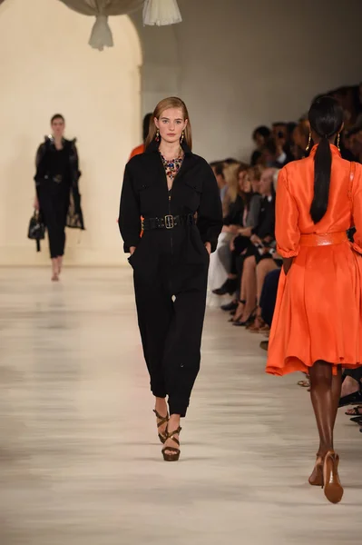 Model loopt de start-en landingsbaan op ralph lauren modeshow — Stockfoto