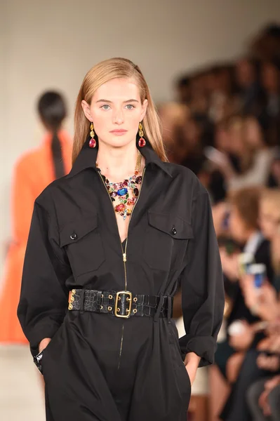 Model loopt de start-en landingsbaan op ralph lauren modeshow — Stockfoto