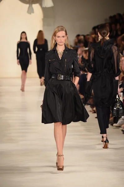 Model walks the runway at Ralph Lauren fashion show — Stock Photo, Image