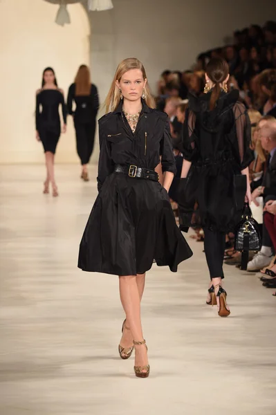 Model loopt de start-en landingsbaan op ralph lauren modeshow — Stockfoto