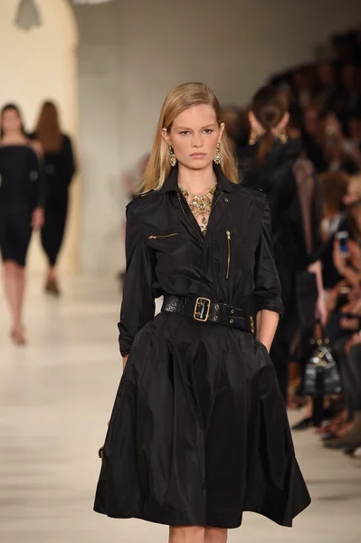 Model loopt de start-en landingsbaan op ralph lauren modeshow — Stockfoto