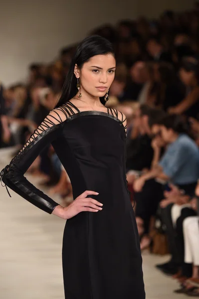 Model loopt de start-en landingsbaan op ralph lauren modeshow — Stockfoto