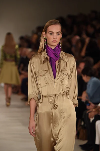 Modelo caminha na passarela no desfile de moda Ralph Lauren — Fotografia de Stock