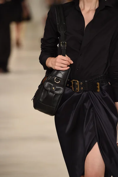 Модель ходит по подиуму на показе мод Ральфа Лорена — стоковое фото