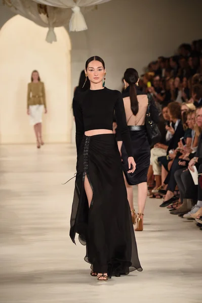 Model loopt de start-en landingsbaan op ralph lauren modeshow — Stockfoto