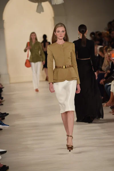 Model loopt de start-en landingsbaan op ralph lauren modeshow — Stockfoto