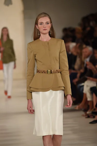 Model loopt de start-en landingsbaan op ralph lauren modeshow — Stockfoto