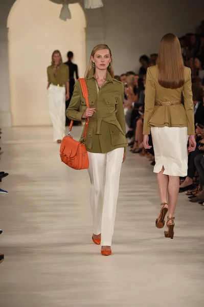 Model walks the runway at Ralph Lauren fashion show — Stock Photo, Image