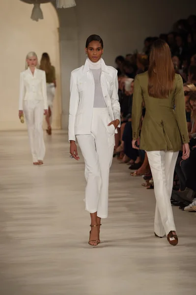 Model loopt de start-en landingsbaan op ralph lauren modeshow — Stockfoto