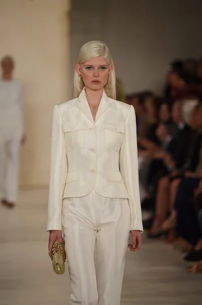 Model loopt de start-en landingsbaan op ralph lauren modeshow — Stockfoto