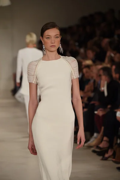 Model walks the runway at Ralph Lauren fashion show — Stock Photo, Image