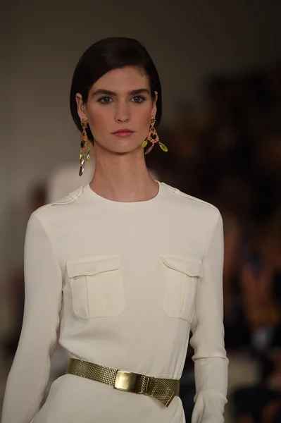 Modelo camina por la pasarela en Ralph Lauren desfile de moda — Foto de Stock