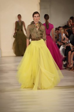 modeli pist yürür, ralph lauren defile