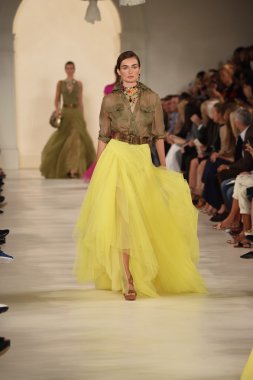 modeli pist yürür, ralph lauren defile